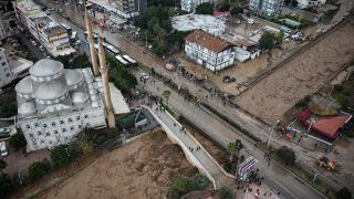 Mersin'de sağanak sele dönüştü: Araçlar su altında kaldı