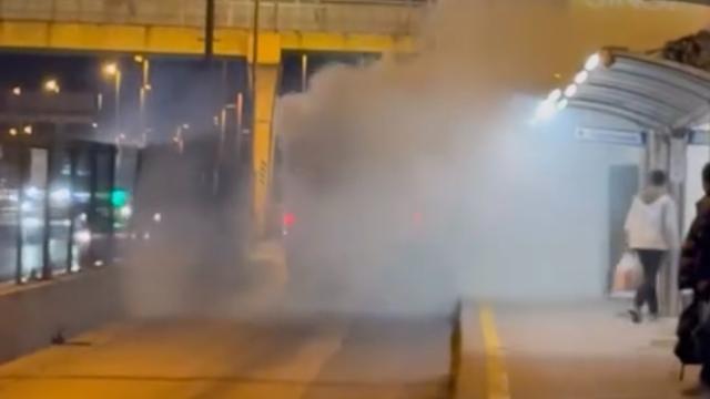 Metrobüsün motorunda yangın