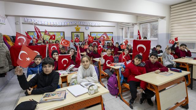 Öğrenciler ilk derslerine Türk bayraklarıyla başladı