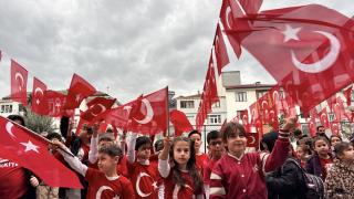 Öğrenciler ilk derslerine Türk bayraklarıyla başladı