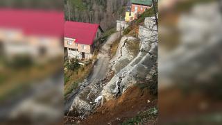 Rize'de heyelan nedeniyle istinat duvarı çöktü