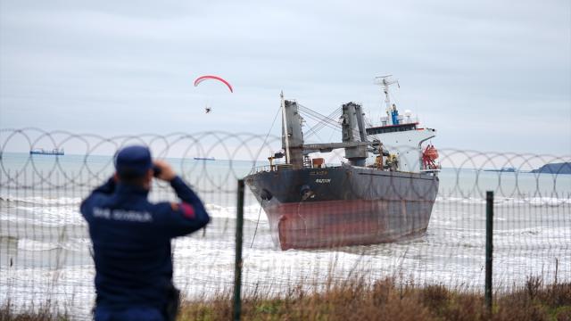 Sarıyer açıklarında karaya oturan Komor Adaları bayraklı kargo gemisinin bekleyişi sürüyor