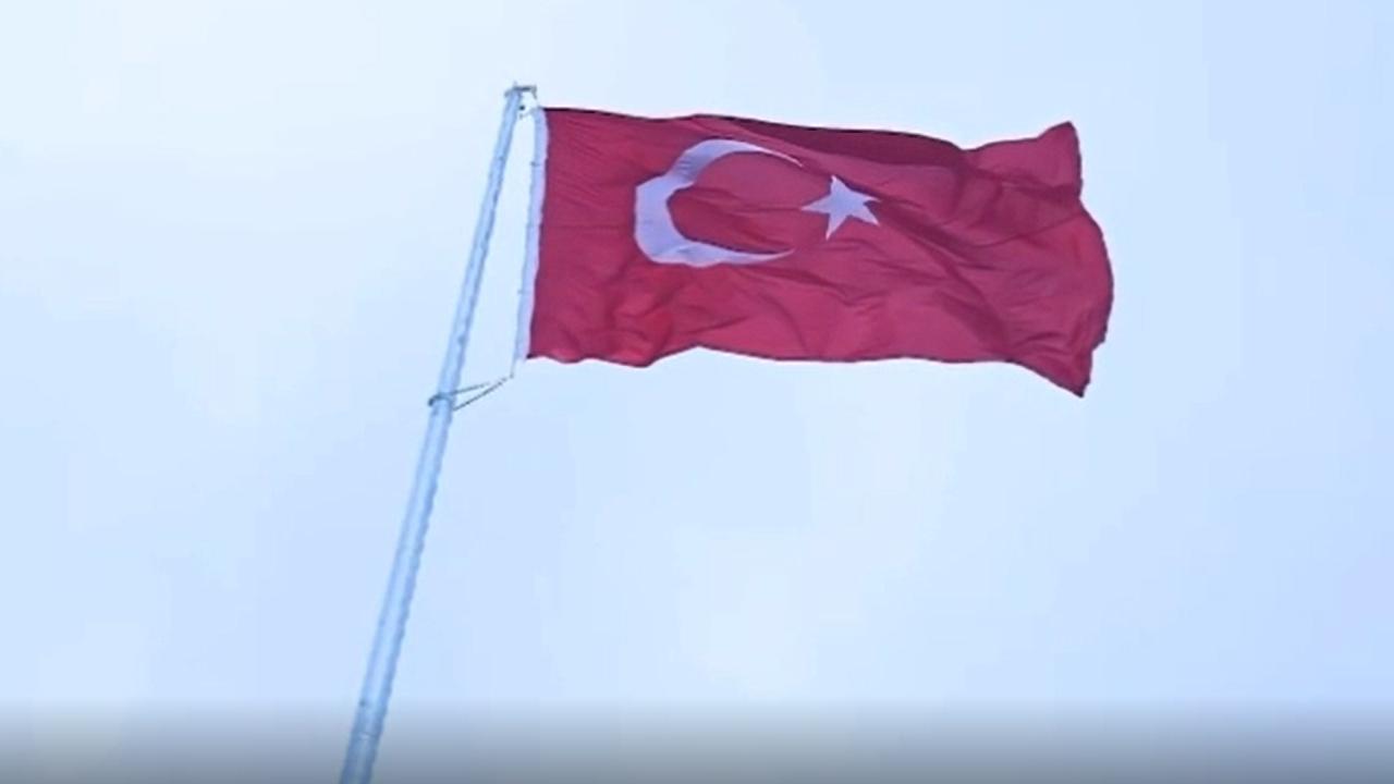 Terör örgütü yandaşlarının Türk bayrağına saldırdığı alan hudut karakolu sınırlarına alındı