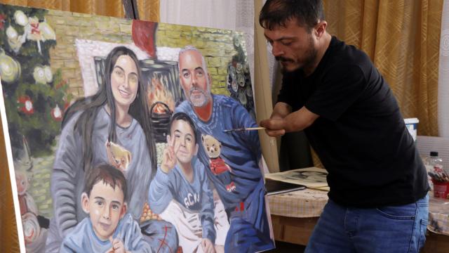 Engel tanımayan ressam, 'Sevgililer Günü' için aldığı siparişleri hazırlıyor