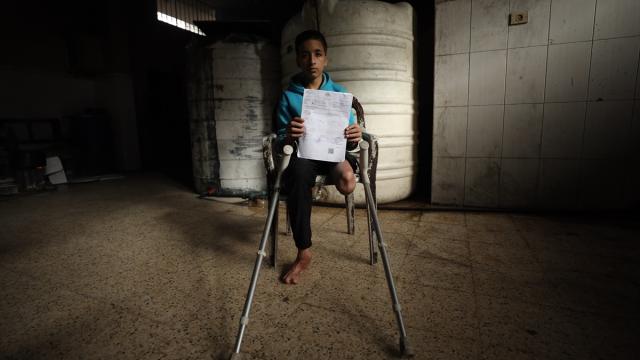 Savaş mağduru Gazzeli 14 yaşındaki Yamen tedavi olmayı bekliyor