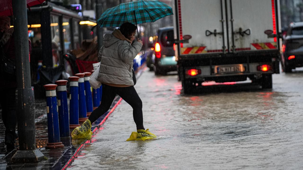 İzmir'de sağanak: Caddeler su altında kaldı