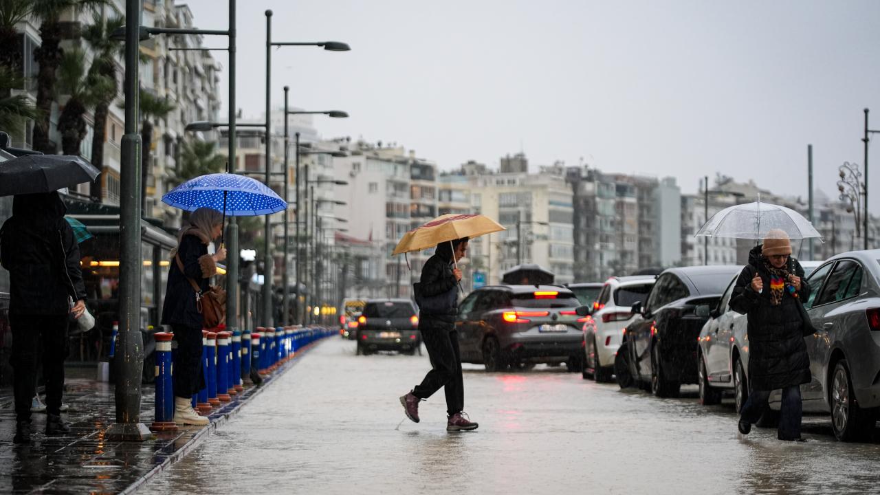 İzmir'de sağanak: Caddeler su altında kaldı