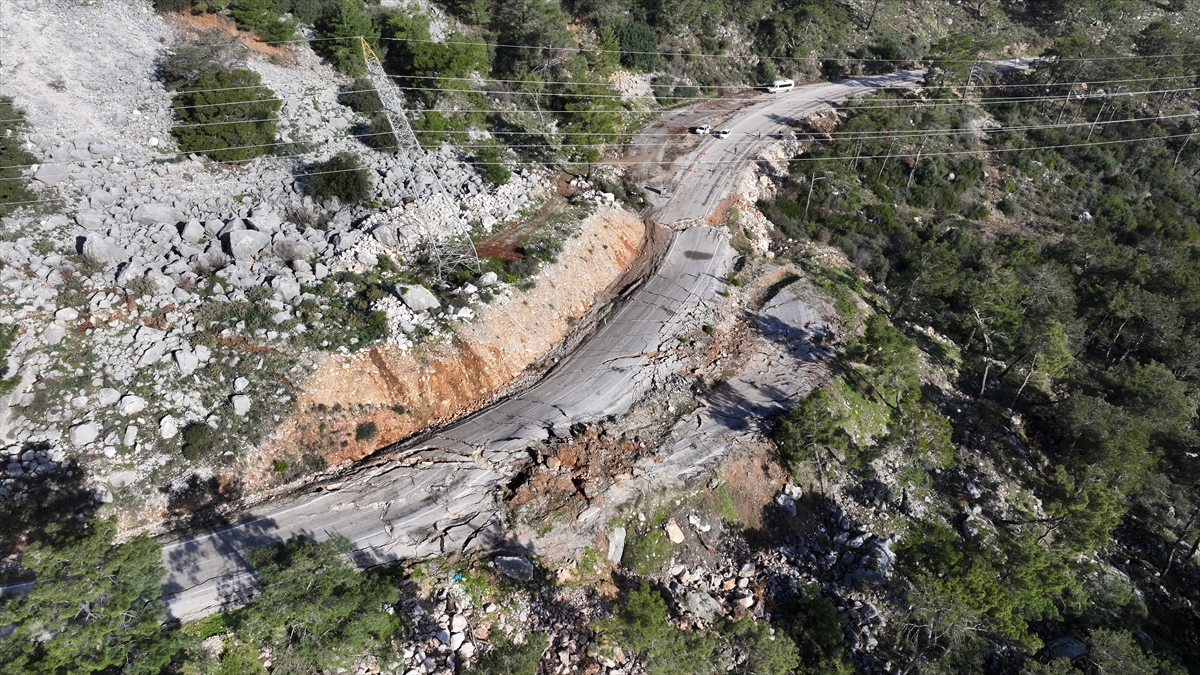 Hisarçandır yolunda heyelan