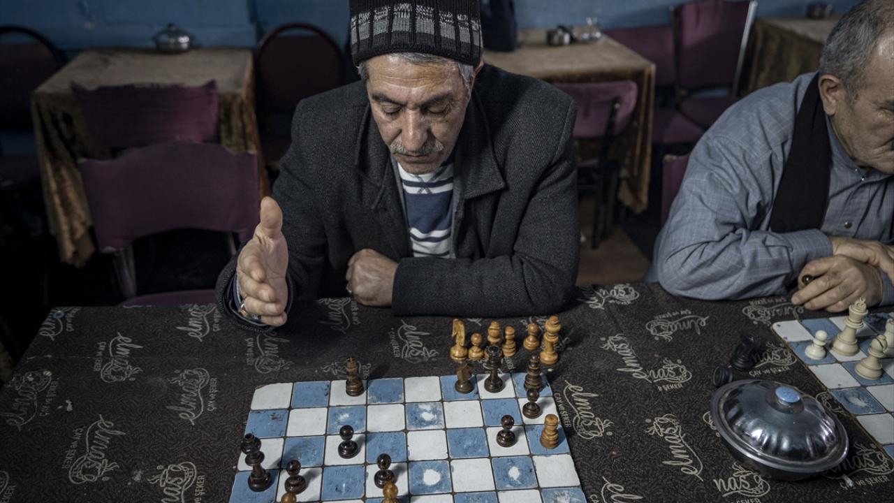 "Bazen tansiyonlar da yükseliyor. Hemen bir çay vererek ortamı yatıştırıyoruz"