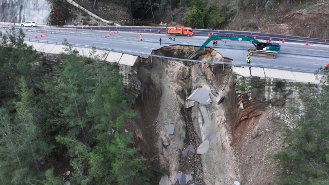 Antalya'da heyelan ve göçük oluşan yolda çalışmalar devam ediyor