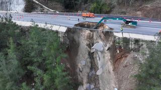 Antalya'da heyelan ve göçük oluşan yolda çalışmalar devam ediyor