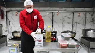 Depremzede aşçı Bayburt'ta Kızılaya gönüllü destek sunuyor