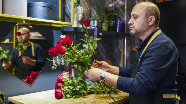 Çiçekçilerde Sevgililer Günü mesaisi başladı