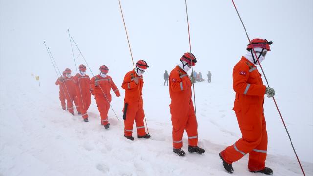 Muş'ta 2 bin 600 rakımlı Kozma Dağı'nda çığ tatbikatı