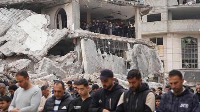 Gazze'de Filistinliler cuma namazını el-Kenz Camii'nin enkazında kıldı