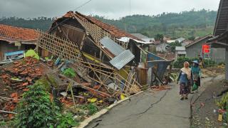 Endonezya’da toprak kayması nedeniyle çok sayıda yapı zarar gördü
