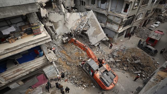 İsrail saldırılarında enkaz altında kalan cenazeleri çıkarmak için arama çalışmaları sürüyor