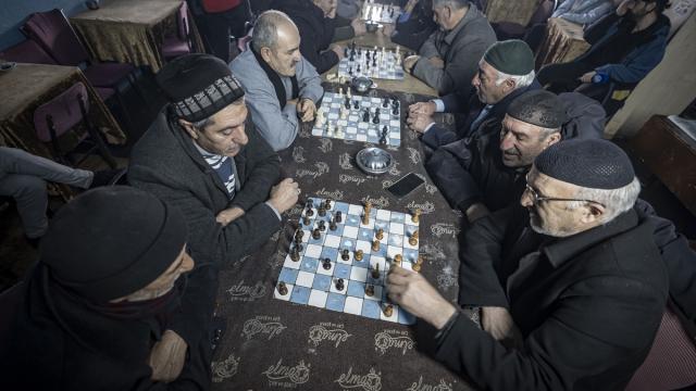 Erzurumlu satranç tutkunu amcalar, kahvehanede çay ve hatıralarla günlerini geçiriyor