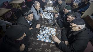 Erzurumlu satranç tutkunu amcalar, kahvehanede çay ve hatıralarla günlerini geçiriyor