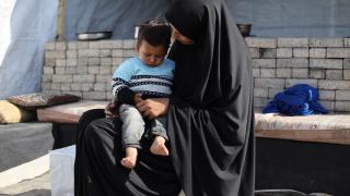 İsrail saldırılarında öksüz kalan Filistinli bebek babaannesiyle yaşama tutunuyor