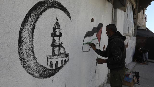 Filistinli Hani, yıkılan evlerin duvarlarına Ramazan ayı için resimler çiziyor