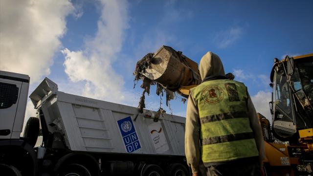 Gazze kentinde çevre ve sağlık riski oluşturan çöplük temizleniyor