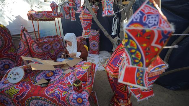 Filistinli Reyhan Hazım Şerab, yardım kolilerinden Ramazan fenerleri yapıyor