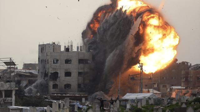 Soykırımcı İsrail Zeytun Mahallesi'ne saldırı düzenledi