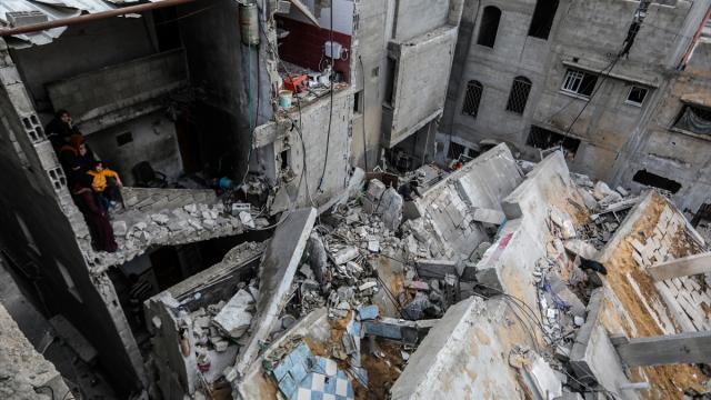 Katil İsrail, ateşkese rağmen Gazze'ye saldırılarını sürdürüyor