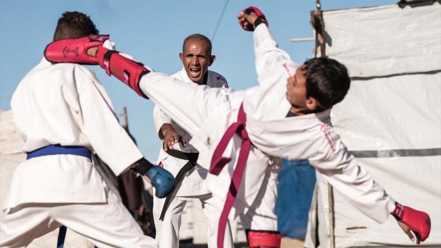Gazze’de karate antrenörü Şakliye çadır kampındaki çocuklara eğitim veriyor