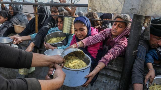 Gıda sıkıntısının yaşandığı Gazze'de Filistinlilere yemek dağıtımı yapıldı