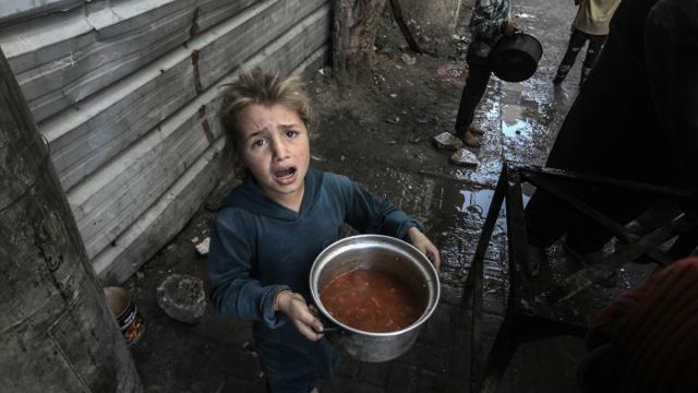 Gazze'de yerinden edilmiş Filistinlilere sıcak yemek dağıtımı yapıldı