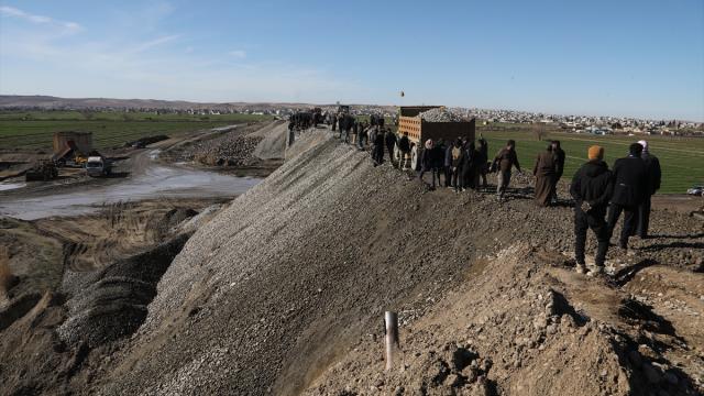 YPG'nin Aynularab'ın Şuyuk beldesinde patlattığı köprüyü halk kendi imkanlarıyla onarıyor