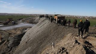 YPG'nin Aynularab'ın Şuyuk beldesinde patlattığı köprüyü halk kendi imkanlarıyla onarıyor