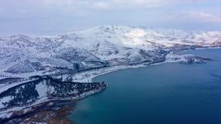 Çevresi karla kaplı Hazar Gölü ziyaretçilerini ağırlıyor