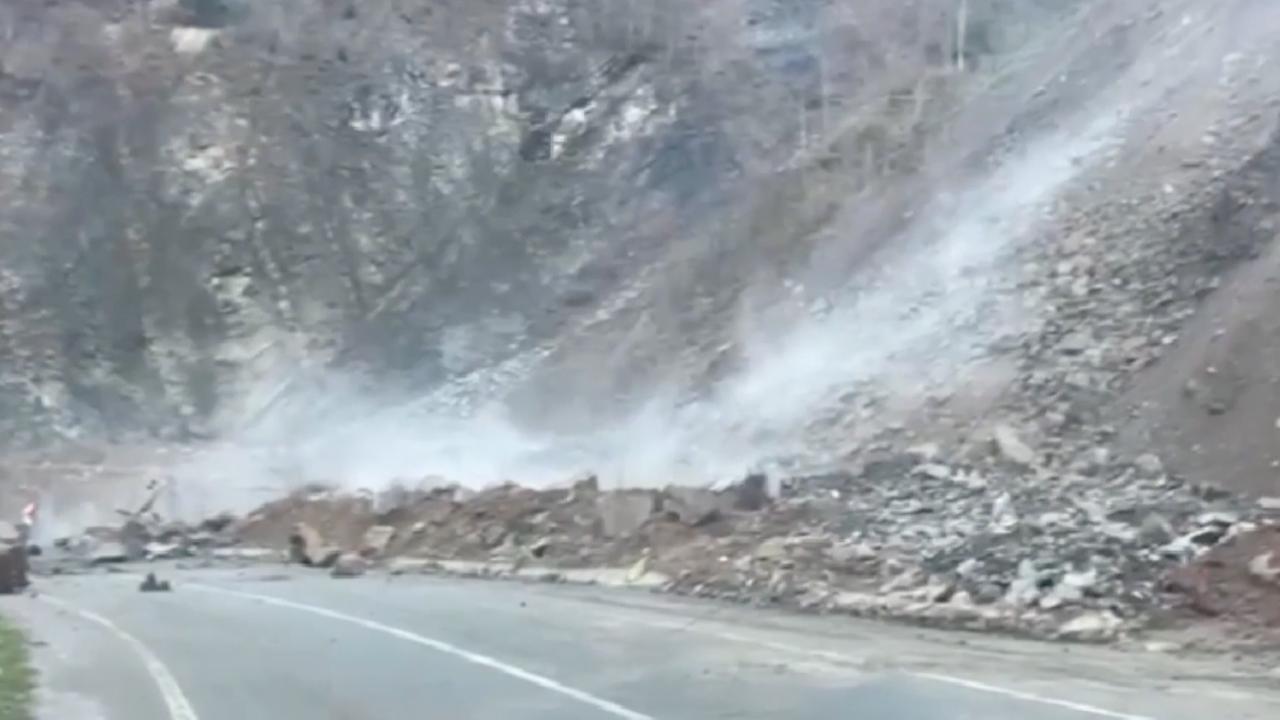 Rize'de heyelan nedeniyle köy yolu ulaşıma kapandı