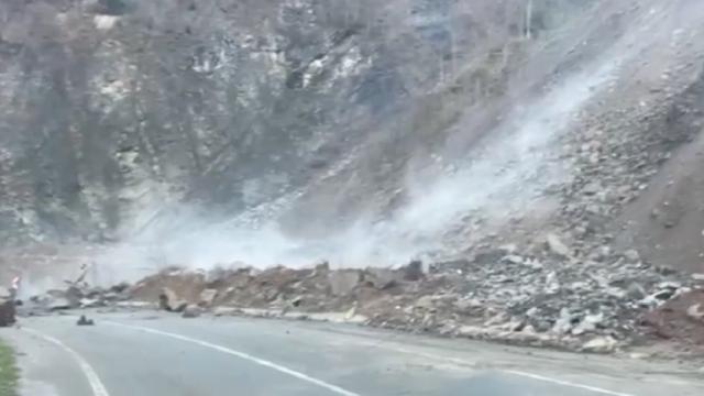 Rize'de heyelan nedeniyle köy yolu ulaşıma kapandı
