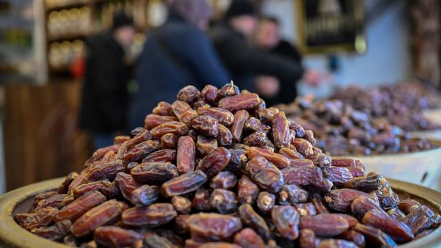 Ramazan ayının gözdesi hurma tezgahlardaki yerini aldı
