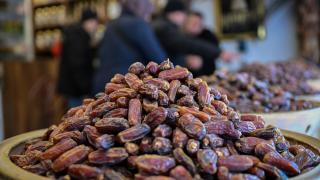 Ramazan ayının gözdesi hurma tezgahlardaki yerini aldı