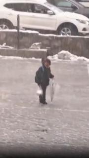 Soğuk havaya rağmen İstiklal Marşı'na eşlik etti