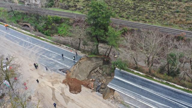 İzmir'de şiddetli yağış nedeniyle Selçuk-Aydın kara yolunda çökme meydana geldi