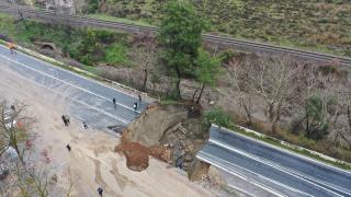 İzmir'de şiddetli yağış nedeniyle Selçuk-Aydın kara yolunda çökme meydana geldi