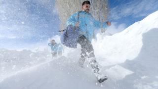 Kars'ta halk sağlığı için kar ve tipide dağlar, tepeler aşılıyor