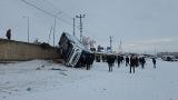 Ağrı'da otobüs devrildi: 16 yaralı