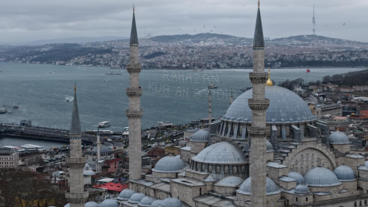 Ramazan'ın müjdecisi mahyalar İstanbul’u süslemeye başladı