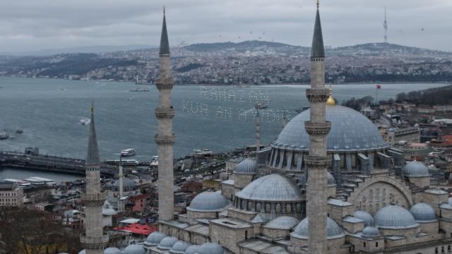 Ramazan'ın müjdecisi mahyalar İstanbul’u süslemeye başladı
