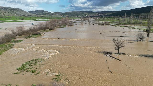 Manisa'yı sağanak vurdu: Tarım arazileri ve yollar zarar gördü