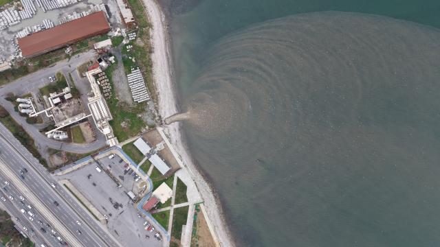 İstanbul'un atık suları Marmara Denizi'nin rengini değiştiriyor