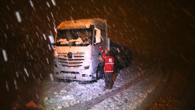 Muş-Bingöl kara yolunda mahsur kalan 40 araçtaki yaklaşık 80 kişi kurtarıldı
