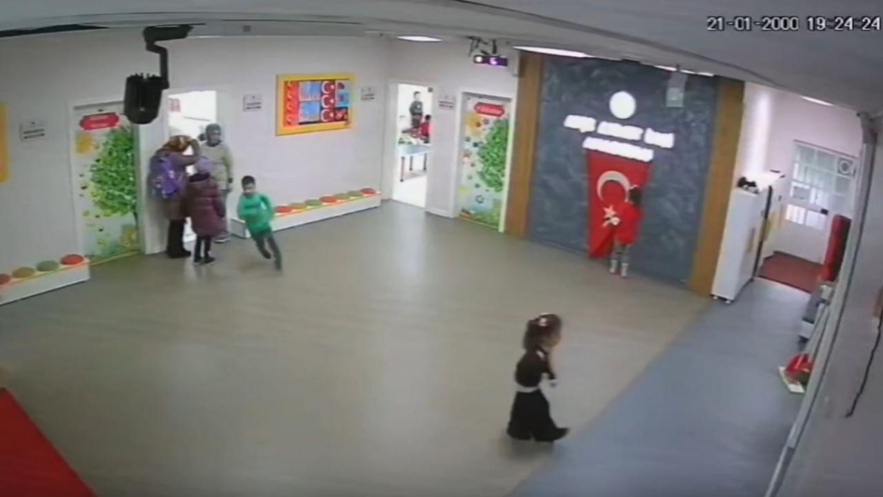 Anaokulu öğrencilerinin bayrak sevgisi güvenlik kamerasında